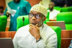 Benjamin Kalu ní ilé aṣojúṣòfin, ó wọ fìlà, ó ń wo ẹ̀gbẹ́ kan