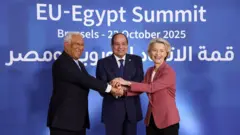 የአውሮፓ ኅብረት ምክር ቤት ፕሬዝዳንት አንቶኒዮ ኮስታ (ግራ)፣ የግብፅ ፕሬዝዳንት አብደል ፈታህ አልሲሲ (መሃል) እና የአውሮፓ ኅብረት ኮሚሽን ፕሬዝዳንት ኡርሱላ ቮን ደር ሌየን (ቀኝ) ረቡዕ ዕለት በተካሄደው የኅብረቱ እና የግብፅ ጉባኤ ላይ