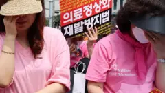 눈물을 흘리고 있는 환자단체 시위 참가자들