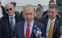 نتنياهو قبل صعوده على متن الطائرة عائداً إلى إسرائيل من واشنطن