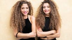كيف يفسر العلم التشابه المذهل في سلوكيات توائم لا يعيشون مع بعضهم؟