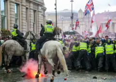 Policias tentam conter manifestantes