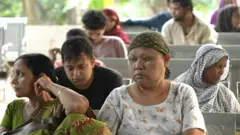 सिलचरमधल्या कॅन्सर हॉस्पिटलमध्ये वाट पाहाणारे रुग्ण 