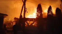 Горящий ресторан в Херсонской области: ночной кадр с оранжевыми языками пламени