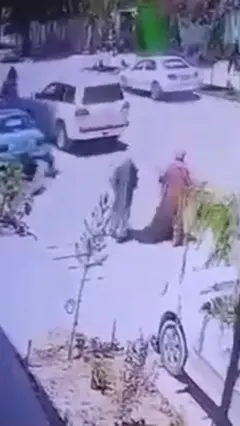 ویدیوی تکان‌دهنده از کابل؛ یک موتر شش زن را زد و متواری شد