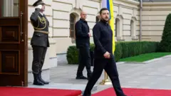 آقای زلنسکی در حال ترک کاخ ریاست‌جمهوری در کی‌یف