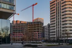 Un edificio en construcción en una calle desierta de Madrid.