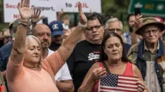 Manifestantes blancos frente a la embajada de EE.UU. en Pretoria hace unas semanas.