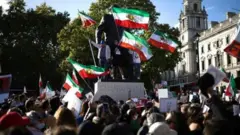 Pipo demonstrate outside di Houses of Parliament for London on 8 October