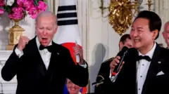 Presiden AS Joe Biden dan Presiden Korsel Yoon Suk-yeol bernyanyi.