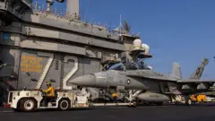 ABD Donanması tarafından sağlanan bu fotoğrafta, 6 Mart 2026'da Akdeniz'de, USS Abraham Lincoln'ün (CVN 72) uçuş güvertesinde, VFA 41'e bağlı bir F/A-18F Super Hornet uçağının bekleyişi görülüyor. 