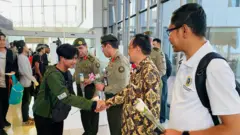 Seorang WNI bersalaman dengan Dubes RI Khartoum, Sunarko, sebelum terbang dari Jeddah, Arab Saudi menuju Jakarta, Indonesia pada Senin (1/5)