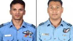 انڈین ایئرفورس کے مطابق ہلاک ہونے والے پائلٹوں میں سکواڈرن لیڈر انوج (بائیں) اور فلائٹ لیفٹینینٹ پوریش دراگکر (دائیں) شامل تھے