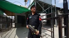 مرزبان پاکستانی در گذرگاه مرزی تورخم