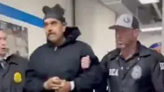 ニューヨーク麻薬取締局の廊下を連行されるマドゥロ氏