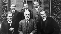 عکس گروهی از روان‌پزشکان مشهور در دانشگاه کلارکووستر، ماساچوست در سال ۱۹۰۸، آبراهام بریل، ارنست جونز، شاندور فرنتزی، زیگموند فروید، جی. استنلی هال، کارل جی. یونگ.