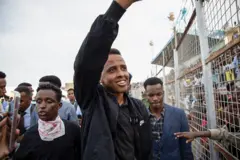 Omar Abdulkadir saluda a la gente en su país.