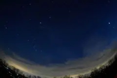 Foto do céu noturno onde é possível ver Marte, Saturno, Jupiter e Vênus