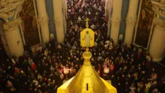 Vernici prisustvuju službi u Rusiji