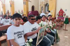 La familia del comunero Guadalupe Zapata participa de la misa en que autoridades religiosas pidieron perdón.