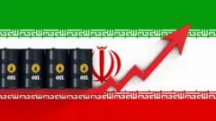 رسم يحتوي 4 براميل نفط سوداء مكتوب عليها باللغة الإنجليزية Oil، وسهم أحمر متدرج صاعد، وعلم إيران.