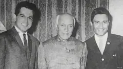 દિલીપકુમાર (ડાબે) અને દેવ આનંદ (જમણે) નહેરુ સાથે