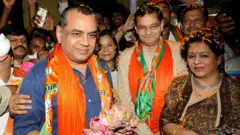 গুজরাতের ভোট প্রচারে বাঙালি, বাংলাদেশি, রোহিঙ্গাদের নিয়ে মন্তব্য করে বিপাকে পরেশ রাওয়াল (বাঁদিকে, নীল জামায়) - ফাইল চিত্র 