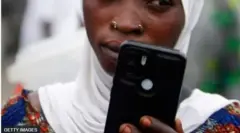 Obintin kan gbe foonu dani.