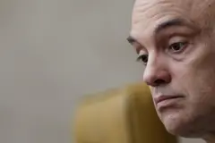 Alexandre de Moraes, com sobrancelhas levantadas, olhando para baixo