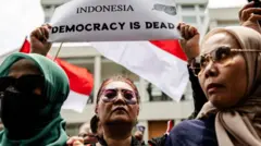 Para pengunjuk rasa meneriakkan slogan-slogan dalam unjuk rasa menentang dugaan kecurangan dalam pemilu presiden 14 Februari di luar kantor Badan Pengawasan Pemilihan Umum di Jakarta, Indonesia, pada 19 Februari 2024.