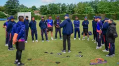 नयाँ प्रशिक्षक स्टुअर्ट ल नेपाल राष्ट्रिय क्रिकेट टीम पुरुषका साथ 