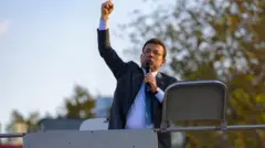 İmamoğlu otobüsün üzerinde miting konuşması yapıyor.