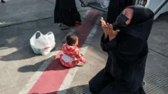 ከሳዑዲ ተመላሽ ሴት ከአውሮፕላን እንደ ወረደች ተንበርክካ ምስጋና ስታቀርብ