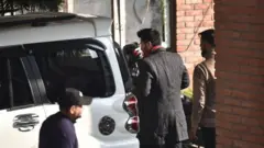 काठमाण्डू जिल्ला अदालतबाट बाहिरिँदै रवि लामिछाने