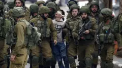 Fawzi al-Juneidi y un montón de soldados israelíes.