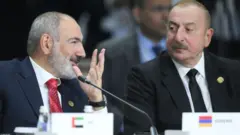 نخست‌وزیر ارمنستان (چپ) در حال صحبت با رئیس جمهور آذربایجان در یک نشست عمومی