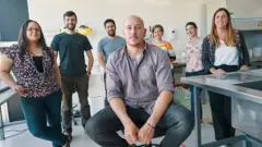 Gonzalo Moratorio con sus colegas en el Laboratorio de Evolución Experimental de Virus en el Instituto Pasteur de Montevideo