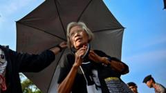 Aksi Kamisan ke-900: Sumarsih setia berdiri di depan Istana Negara, mencari pembunuh anaknya