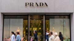 Итальянская Prada купила модный дом Versace — со скидкой