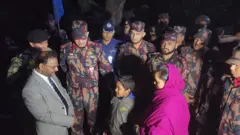 সোনালি খাতুন ও তার ছেলেকে বিএসএফ এর কাছে হস্তান্তর করছে বিজিবি