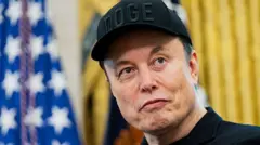 Musk e bandeira dos EUA ao fundo
