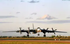 Um avião modelo Tu-95 aterrizando no solo