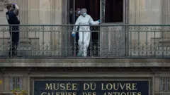 Expertos forenses revisan la puerta por donde se supone que entraron y salieron los ladrones del museo.