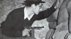 Um combatente da Haganah (Resistência Judaica) pouco antes do início da guerra de independência de Israel em 1948, usando um chapéu e carregando uma arma