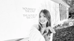 Вбита Катерина Товмаш на сірому фото на фоні стіни меморіальної