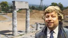 колаж, руїни стародавнього міста і портрет російського вченого 