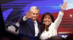 Каст и его жена Мария Пиа Андриасола выступают перед сторонниками на митинге 14 декабря