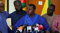 Depite wo muri Ghana watanze umushinga w'itegeko rirwanya ubutinganyi, witwa umushinga w'uburenganzira bw'imibonano mpuzabitsina y'abantu n'indangagaciro z'umuryango (Human Sexual Rights and Family Values Bill), yitwa Reverend John Ntim Fordjour, aha yavuganaga n'abanyamakuru ku munsi abadepite batoye bemeza uwo mushinga, i Accra, mu murwa mukuru wa Ghana. Afashe impapuro mu kiganza, imbere ye hari indangururamajwi nyinshi. Inyuma ye hari abagabo bane, umwe muri bo ntaboneka mu maso, ndetse hari ibendera rya Ghana ririmo amabara y'umuhondo n'icyatsi kibisi. 