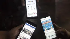 Warga menunjukan sejumlah aplikasi media sosial di Jakarta, Senin (18/7/2022). Kemenkominfo akan memblokir beberapa aplikasi terkait adanya pendaftaran Penyelenggara Sistem Elektronik (PSE) sebagai upaya pemerintah Indonesia untuk melindungi konsumen masyarakat, diantaranya Google, Facebook, Instagram, dan WhatsApp.