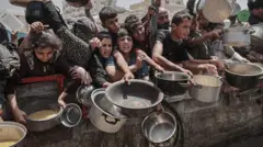 Pessoas segurando panelas vazias